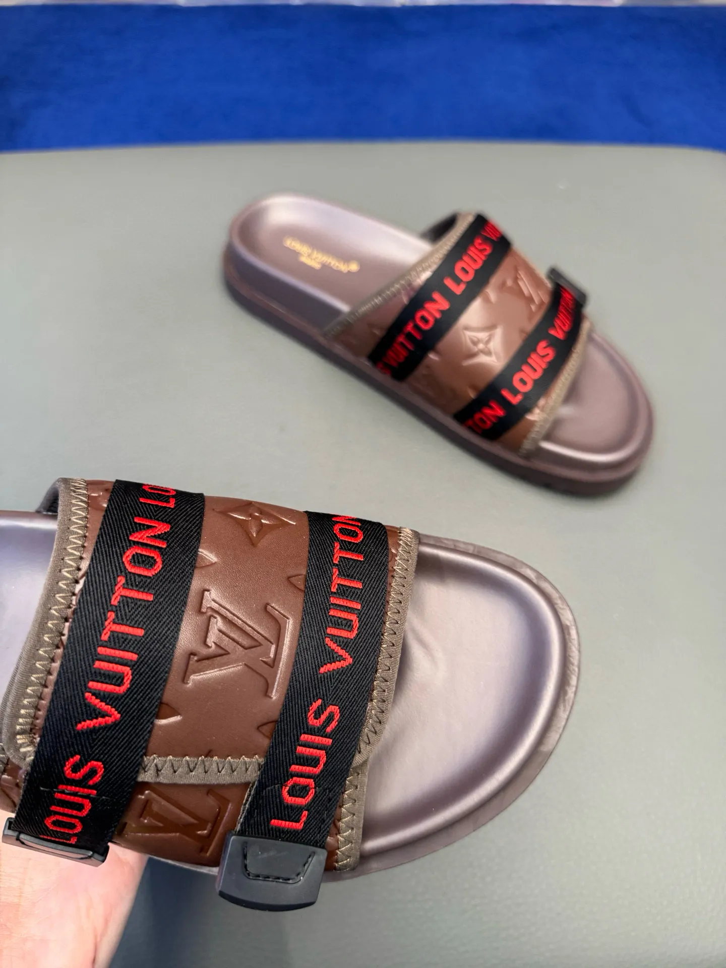 [L Home] P: 340💰Size: 38-45 Top purchasing lv men's summer slippers, classic presbyopia with soft real leather lining, unique color splicing effect, distinctive personality, fashionable and trendy essential style, light and comfortable. Lightweight and tough rubber insole, micro ridged foam outsole, super comfortable!